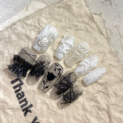 Gorgeous nails with black and white plaster roses